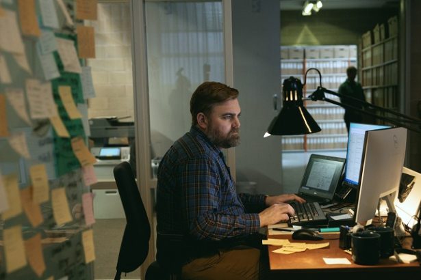 "الحمض النووي مثل ظلّنا". ماتياس نوردوكفيست في دور بير شكوغكفيست (الصورة: بإذن من نتفليكس).