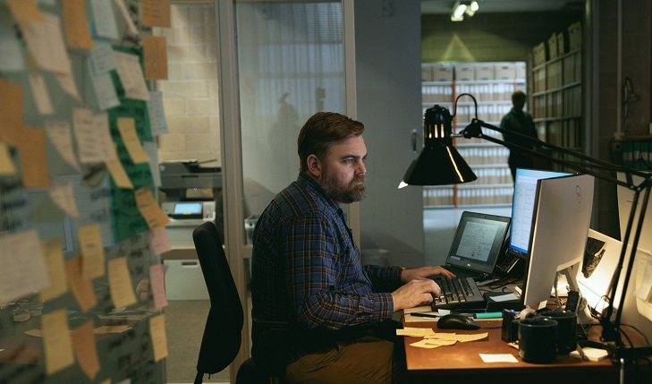 "الحمض النووي مثل ظلّنا". ماتياس نوردوكفيست في دور بير شكوغكفيست (الصورة: بإذن من نتفليكس).