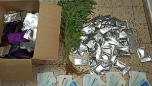 القنب والمبالغ النقدية (صورة أرشيفية توضيحية)