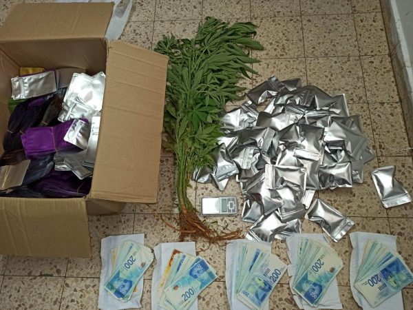 القنب والمبالغ النقدية (صورة أرشيفية توضيحية)