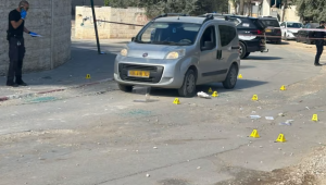 الشرطة قرب مسرح الجريمة. حي الجواريش يُعد عاصمة الجريمة الدموية.