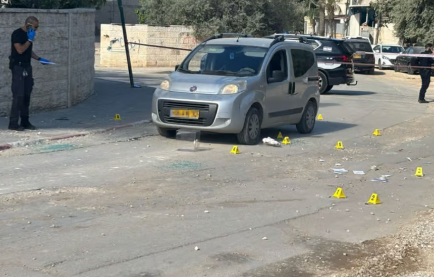 الشرطة قرب مسرح الجريمة. حي الجواريش يُعد عاصمة الجريمة الدموية.