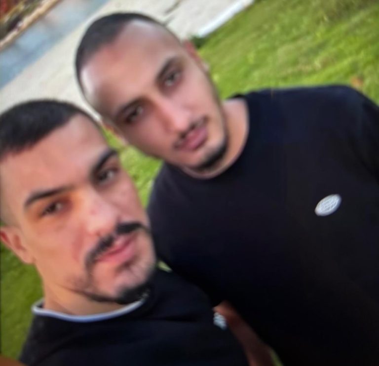 القتيلان هما تامر أبو كشك وطيّب مصري (من وسائل التواصل الاجتماعي).