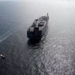 هيئة بريطانية تُعلن عن إصابة جريحين بعد استهداف ناقلة نفط بمقذوف غامض في مضيق هرمز