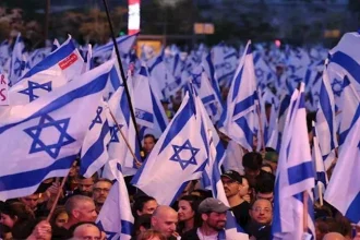 مظاهرات في تل أبيب ضد نتنياهو.. مئات الإسرائيليين يطالبون بتغيير الحكومة