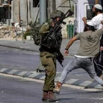 اعتداءات المستوطنين على الفلسطينيين تتصاعد في الضفة الغربية: طعن وتحطيم مركبات في جرائم جديدة