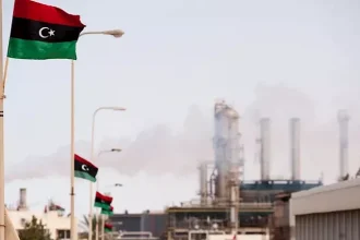 ليبيا توضح الأسباب وراء تعليق إنتاج النفط في ثلاثة حقول رئيسية وتأثيرها على الأسواق العالمية
