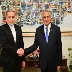 وزير الخارجية الباكستاني يؤكد لنظيره الإيراني ضرورة استمرار إمدادات الطاقة لتعزيز التعاون الإقليمي والاستقرار الاقتصادي
