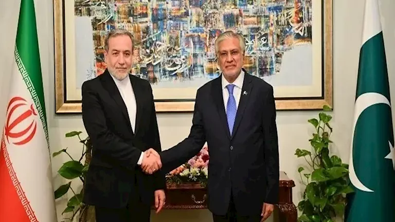 وزير الخارجية الباكستاني يؤكد لنظيره الإيراني ضرورة استمرار إمدادات الطاقة لتعزيز التعاون الإقليمي والاستقرار الاقتصادي