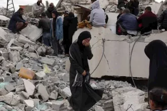 انهيار مبنى سكني في غزة يثير مناشدات عاجلة لإدخال آليات إنقاذ لتقديم المساعدة الفورية
