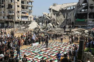 غارة إسرائيلية جديدة تستهدف غزة تسفر عن استشهاد شهيدين و13 إصابة، بينها حالات حرجة وأطفال