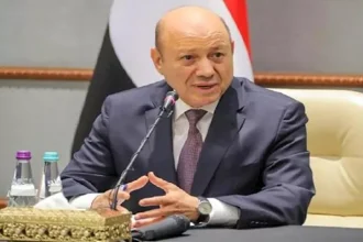 رئيس مجلس القيادة اليمني يؤكد: استقرار المعارك الوطنية يعتمد على الثبات وليس على تغييرات عابرة في الجبهات