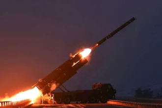 بصاروخ باليستي.. مقتل وإصابة 8 أشخاص إثر هجوم روسي على كييف