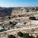 جرافات إسرائيلية تسوّي مناطق في غزة بالأرض دون احترام للجثامين المدفونة تحت الأنقاض في تصعيد مستمر