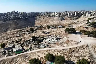 جرافات إسرائيلية تسوّي مناطق في غزة بالأرض دون احترام للجثامين المدفونة تحت الأنقاض في تصعيد مستمر
