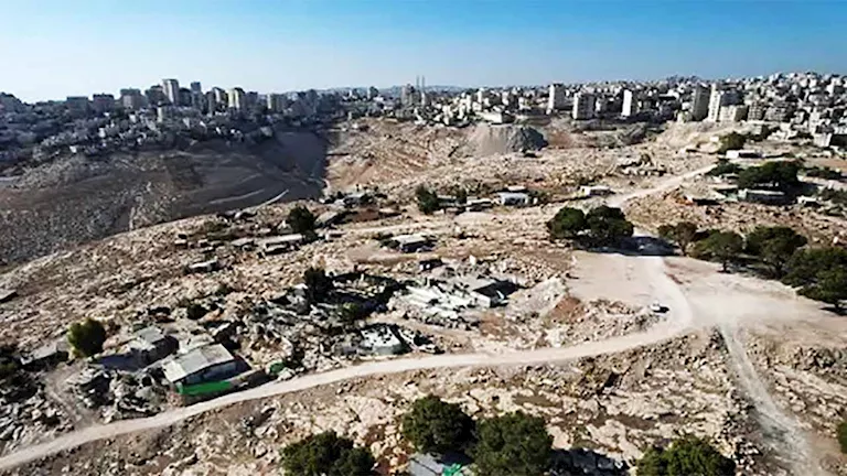 جرافات إسرائيلية تسوّي مناطق في غزة بالأرض دون احترام للجثامين المدفونة تحت الأنقاض في تصعيد مستمر