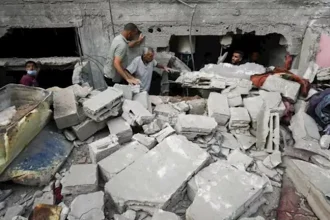 مصرع 6 أشخاص بينهم أطفال وإصابة 15 آخرين جراء انهيار مبنى tragically في مدينة غزة