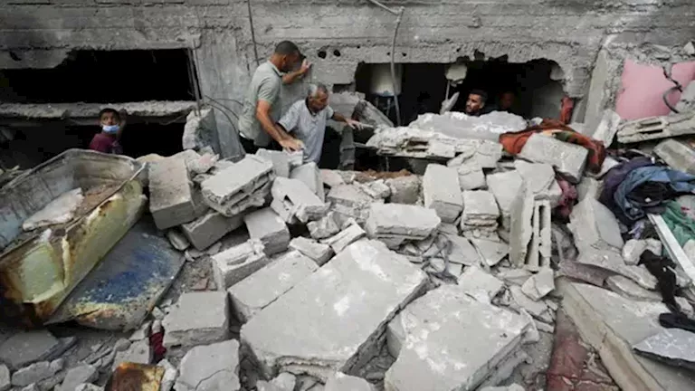 مصرع 6 أشخاص بينهم أطفال وإصابة 15 آخرين جراء انهيار مبنى tragically في مدينة غزة