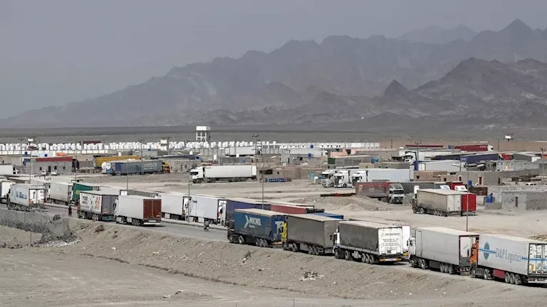وول ستريت جورنال: تأثير الحصار الأمريكي على التجارة البرية في إيران وتعليق آلاف الشاحنات التجارية
