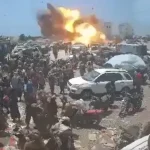 بالفيديو: انفجار مدوي يثير الفوضى ويهز سوقًا مزدحمًا قرب باب المندب، تفاصيل وأسباب الحادث