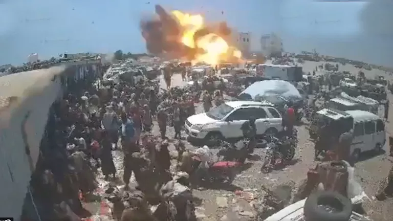 بالفيديو: انفجار مدوي يثير الفوضى ويهز سوقًا مزدحمًا قرب باب المندب، تفاصيل وأسباب الحادث