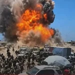 بالفيديو.. لحظة استهداف سوق شعبي جنوب غرب اليمن