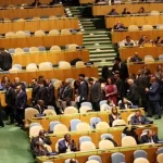 مطلوب للجنائية ويخطب حرًّا.. ماذا تكشف المقاعد الخالية أمام نتنياهو؟