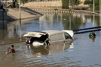 سيول وأمطار غزيرة تضرب مناطق ليبية والهلال الأحمر ينقذ عالقين (فيديو)