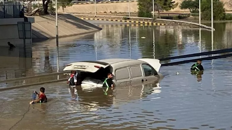 سيول وأمطار غزيرة تضرب مناطق ليبية والهلال الأحمر ينقذ عالقين (فيديو)