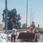 سقوط حمولة "جامبو" أعلى كوبري قها بالقليوبية.. وتدخل سريع لتسيير حركة المرور (صور)