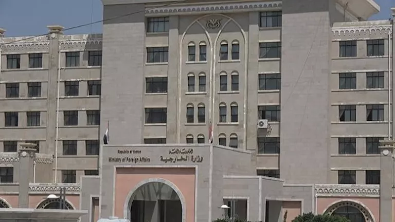 الخارجية اليمنية تدين الاعتداء على مطار عدن الدولي