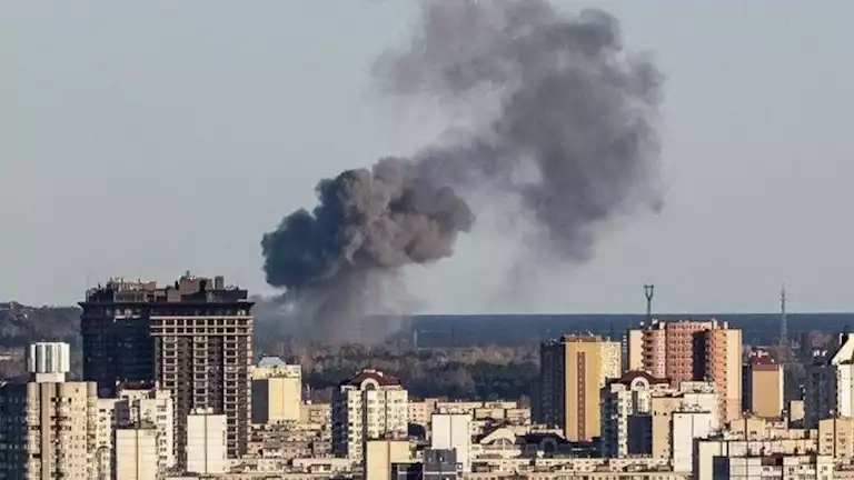 مقتل وإصابة 7 أشخاص إثر هجوم روسي على مبنى في كييف