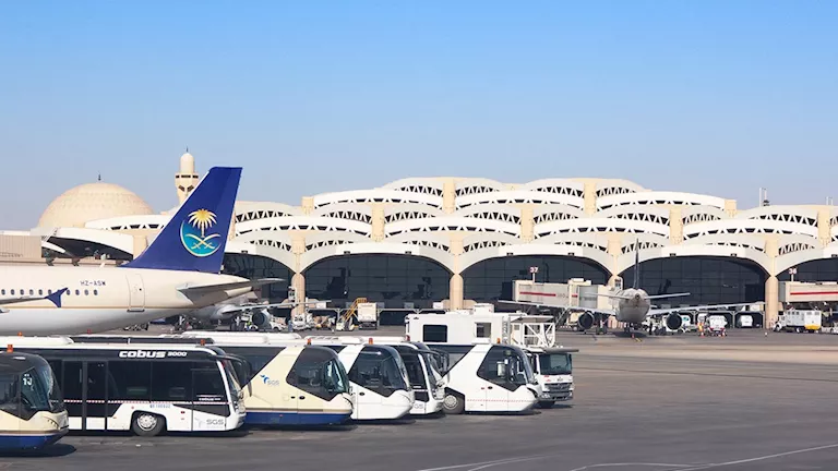 مطار الملك خالد بالرياض يدعو المسافرين للتحقق من رحلاتهم وسط اضطرابات جوية