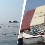 تفاصيل غرق سفينة شحن في مضيق هرمز.. آيفونات وعطور فاخرة تطفو فوق أمواج البحر (فيديو)