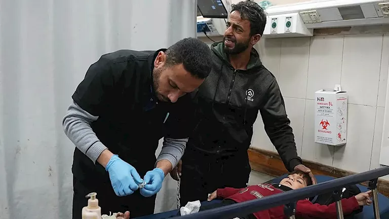 "تلفظ أنفاسها الأخيرة".. صحة غزة تحذر من انهيار أجهزة المختبرات في المستشفيات