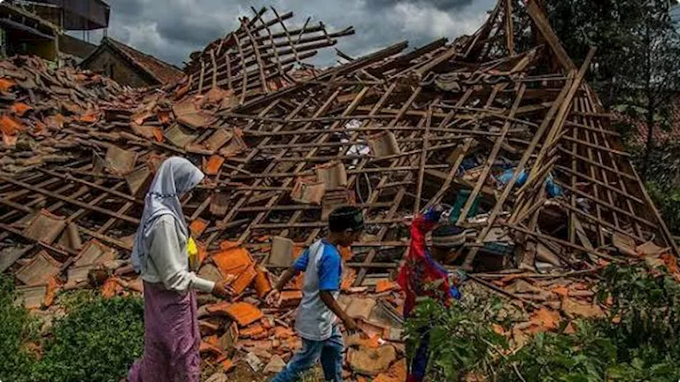 بقوة 5.9 درجة.. زلزال يضرب سومباوا في إندونيسيا