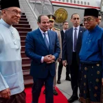 رئيس وزراء ماليزيا ينشر صورًا لاستقبال الرئيس السيسي في كوالالمبور