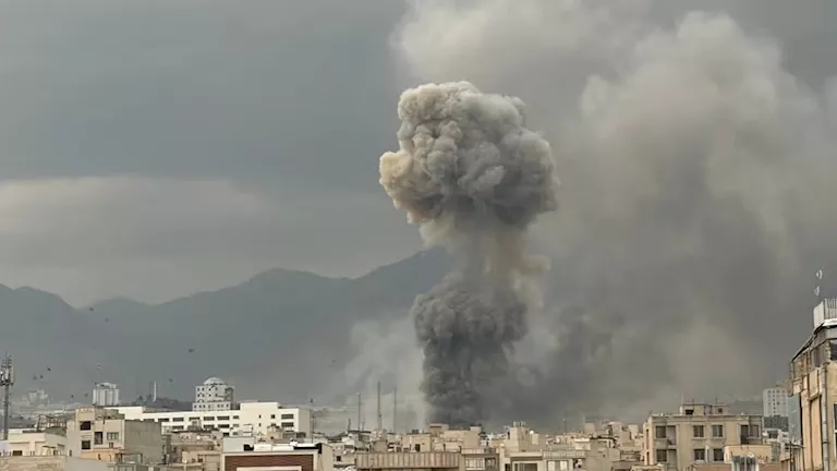 إيران: سماع دوي انفجارات قرب جزيرة قشم من جهة البحر