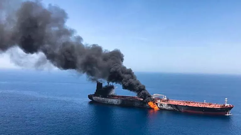 هيئة بحرية بريطانية: إصابة ناقلة نفط بمقذوف مجهول في مضيق هرمز