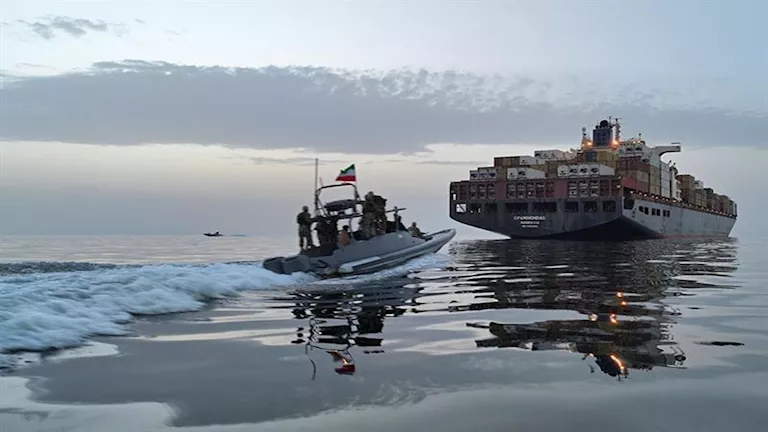إصابة 12 شخصًا في هجوم على سفينة بمضيق هرمز والخارجية الهندية تكشف التفاصيل